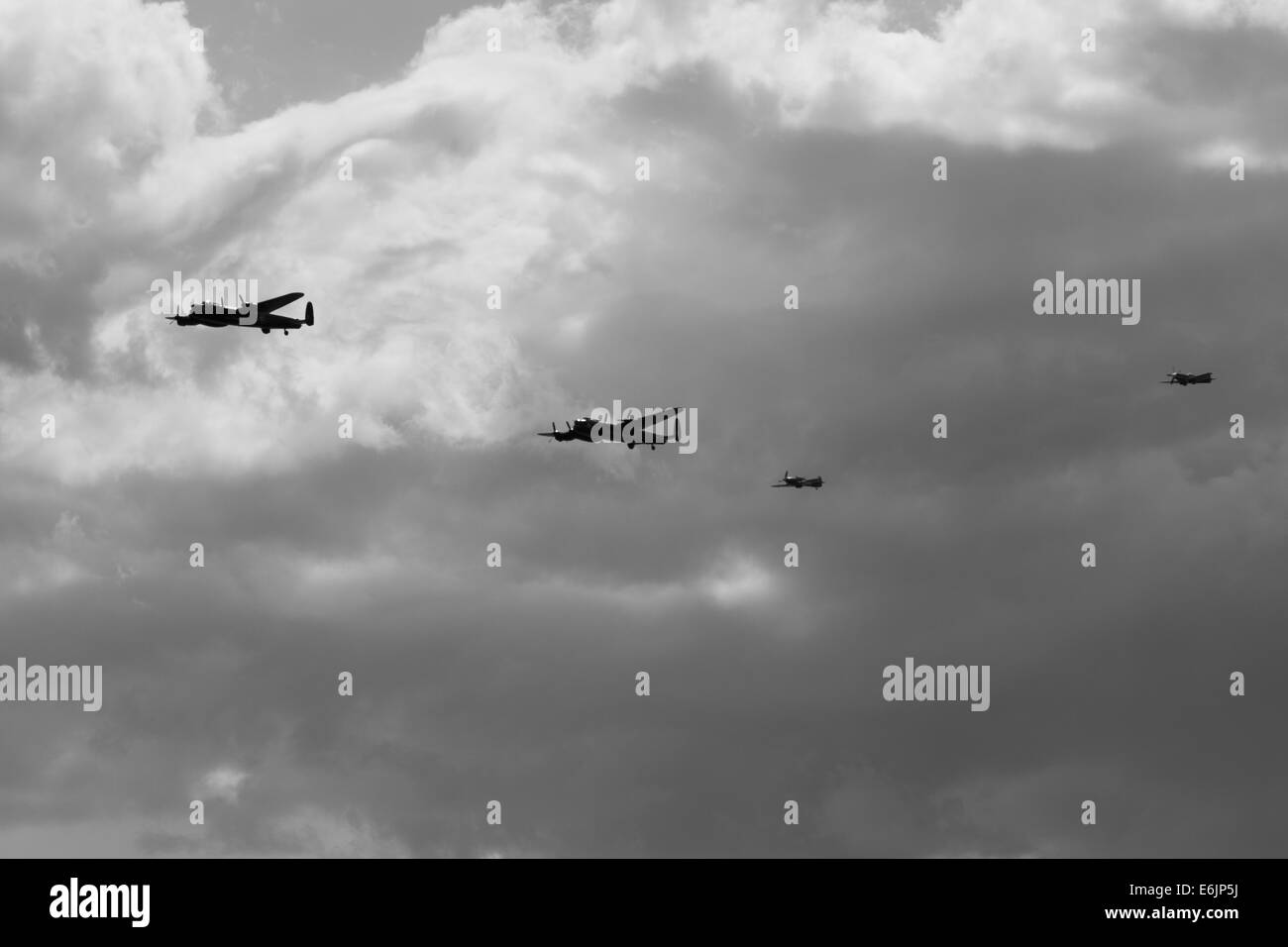 Les deux derniers bombardiers Avro Lancaster vol voler à Clacton Air Show 2014 Banque D'Images