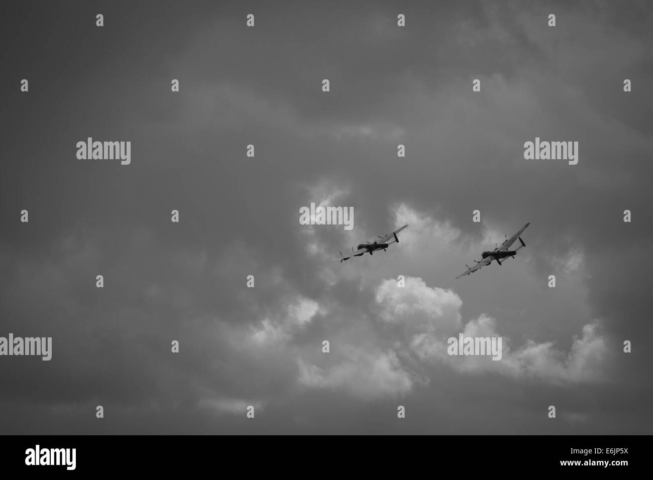 Les deux derniers bombardiers Avro Lancaster vol voler à Clacton Air Show 2014 Banque D'Images
