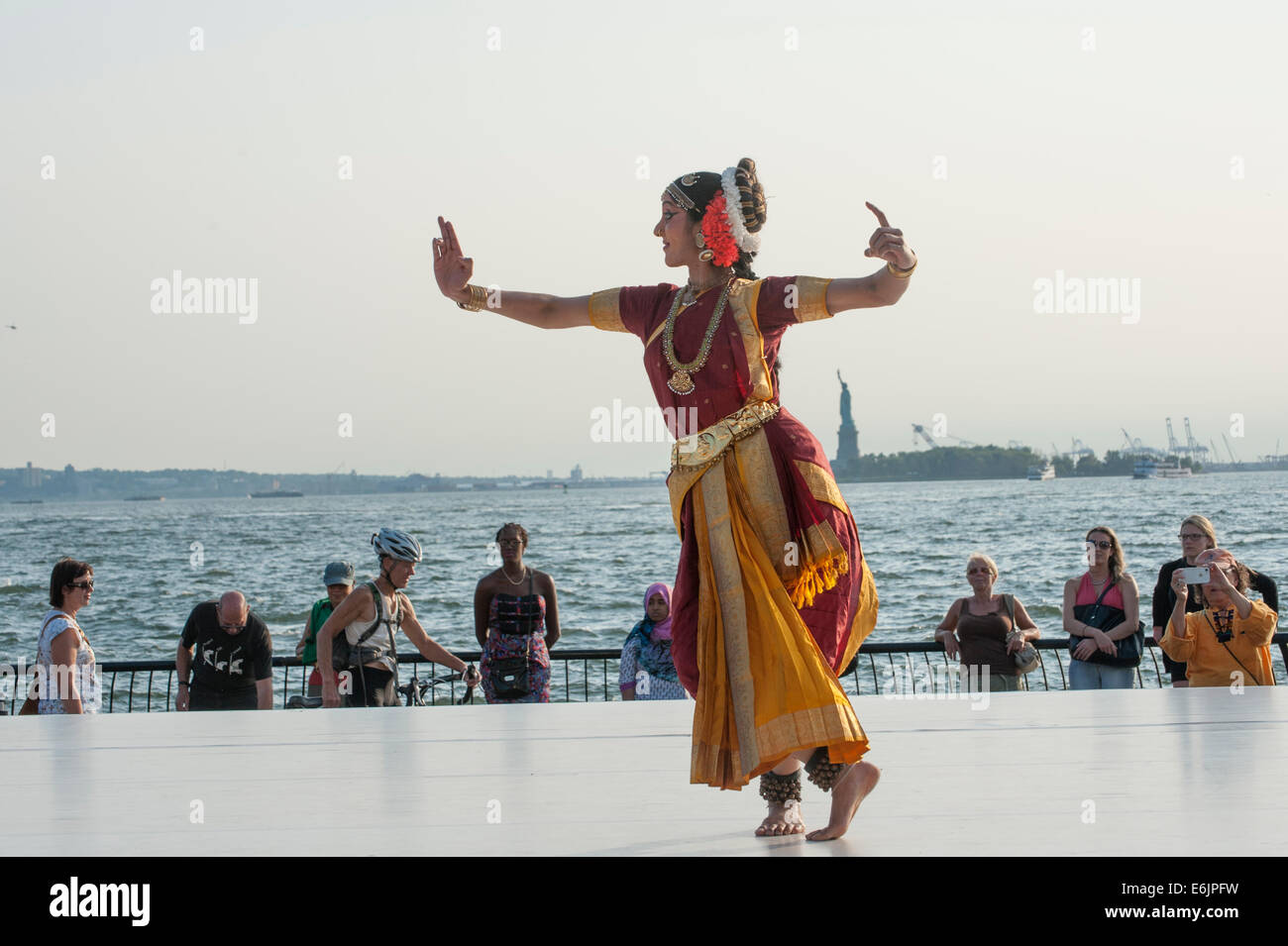 Un danseur dépeignant Seigneur Ganesha à un festival de danse de la ville de New York dans un style de danse du sud de l'Inde a appelé 'le kuchipudi.' Banque D'Images