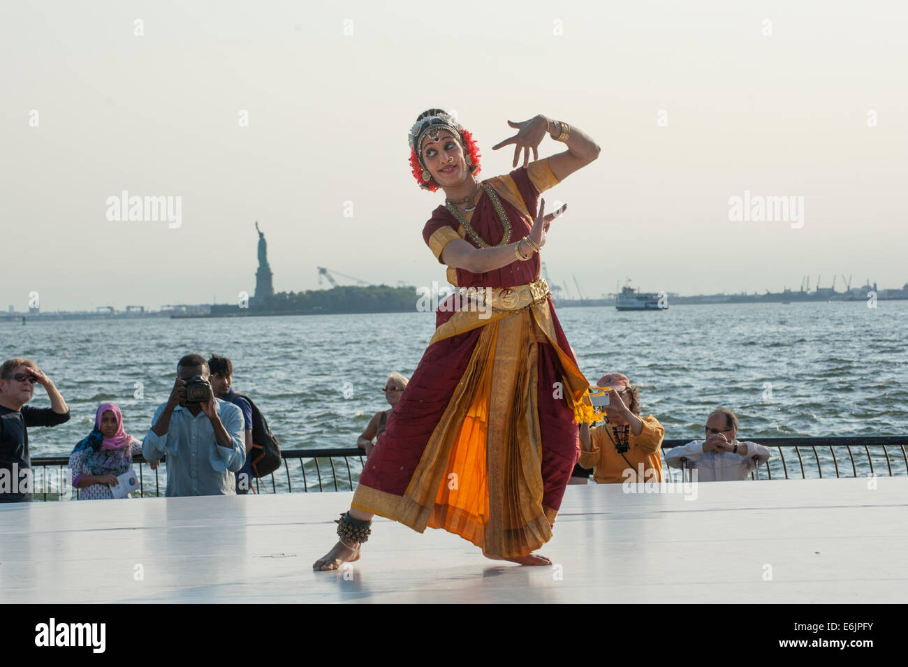 Un danseur dépeignant Seigneur Ganesha à un festival de danse de la ville de New York dans un style de danse du sud de l'Inde a appelé 'le kuchipudi.' Banque D'Images