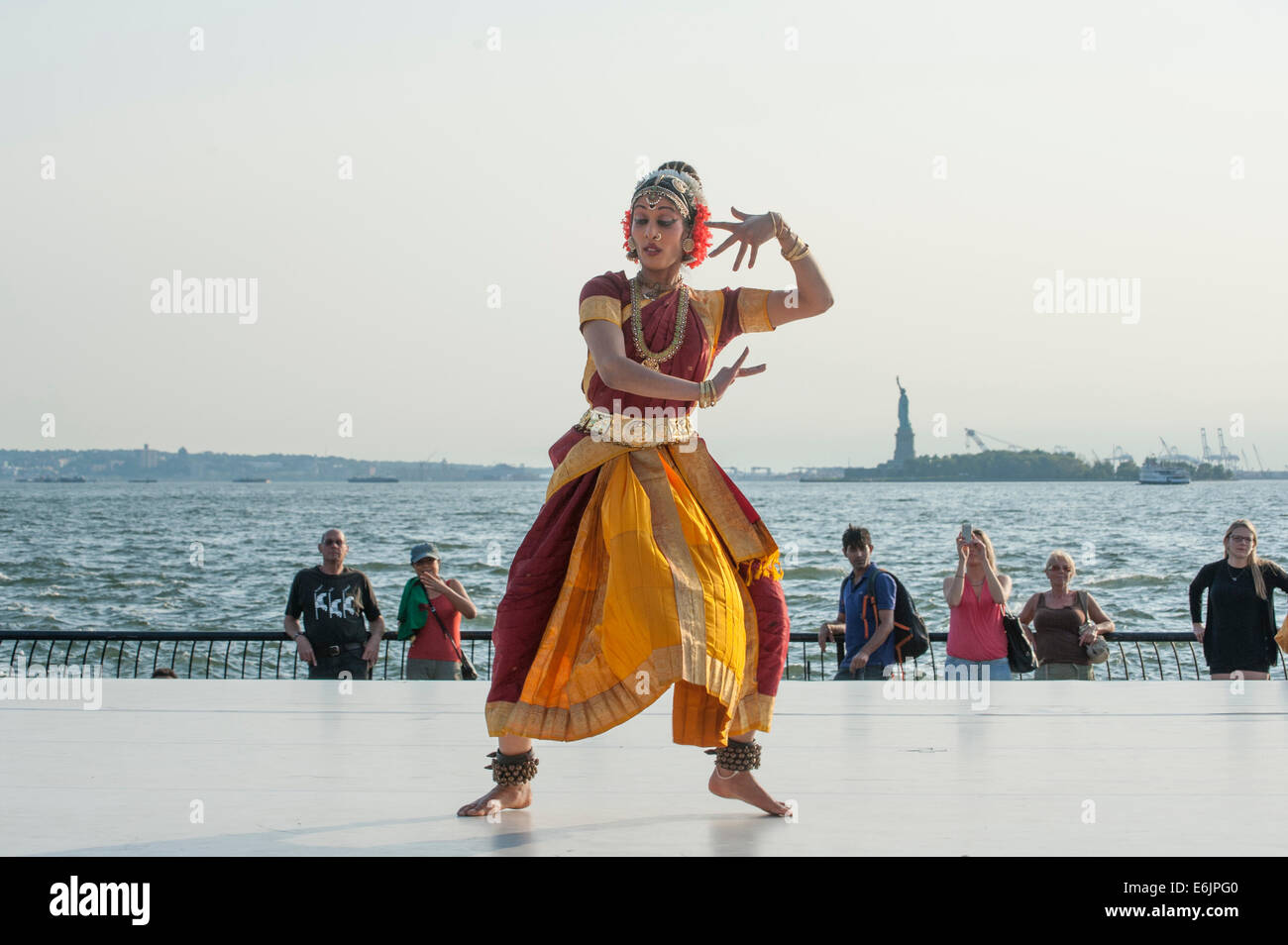 Un danseur dépeignant Seigneur Ganesha à un festival de danse de la ville de New York dans un style de danse du sud de l'Inde a appelé 'le kuchipudi.' Banque D'Images