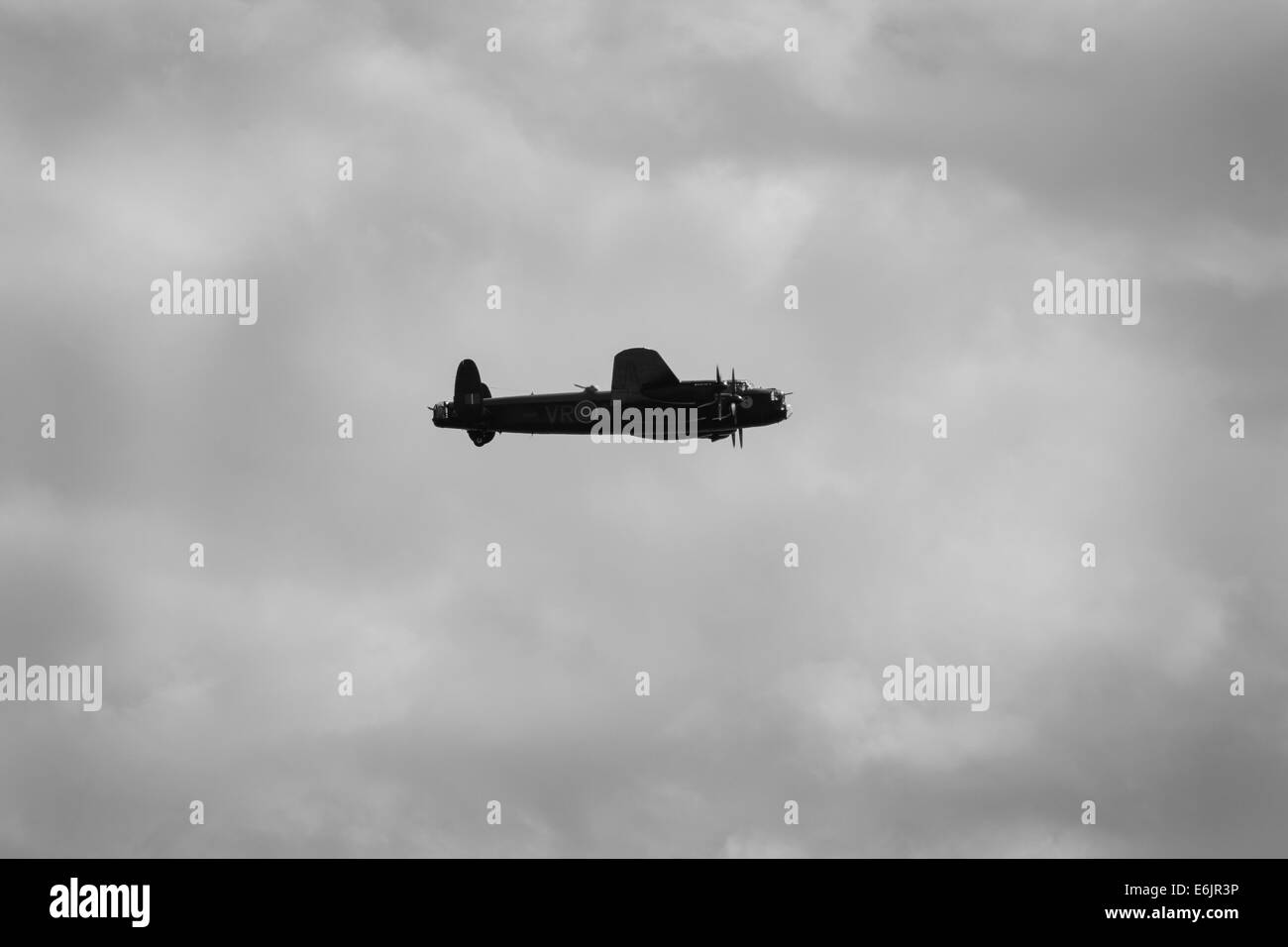 Les deux derniers bombardiers Avro Lancaster vol voler à Clacton Air Show 2014 Banque D'Images