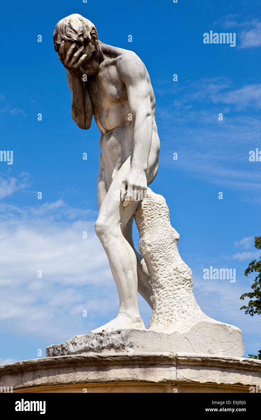 Une sculpture par Henri Vidal dans le magnifique Jardin des Tuileries à Paris, France. Banque D'Images