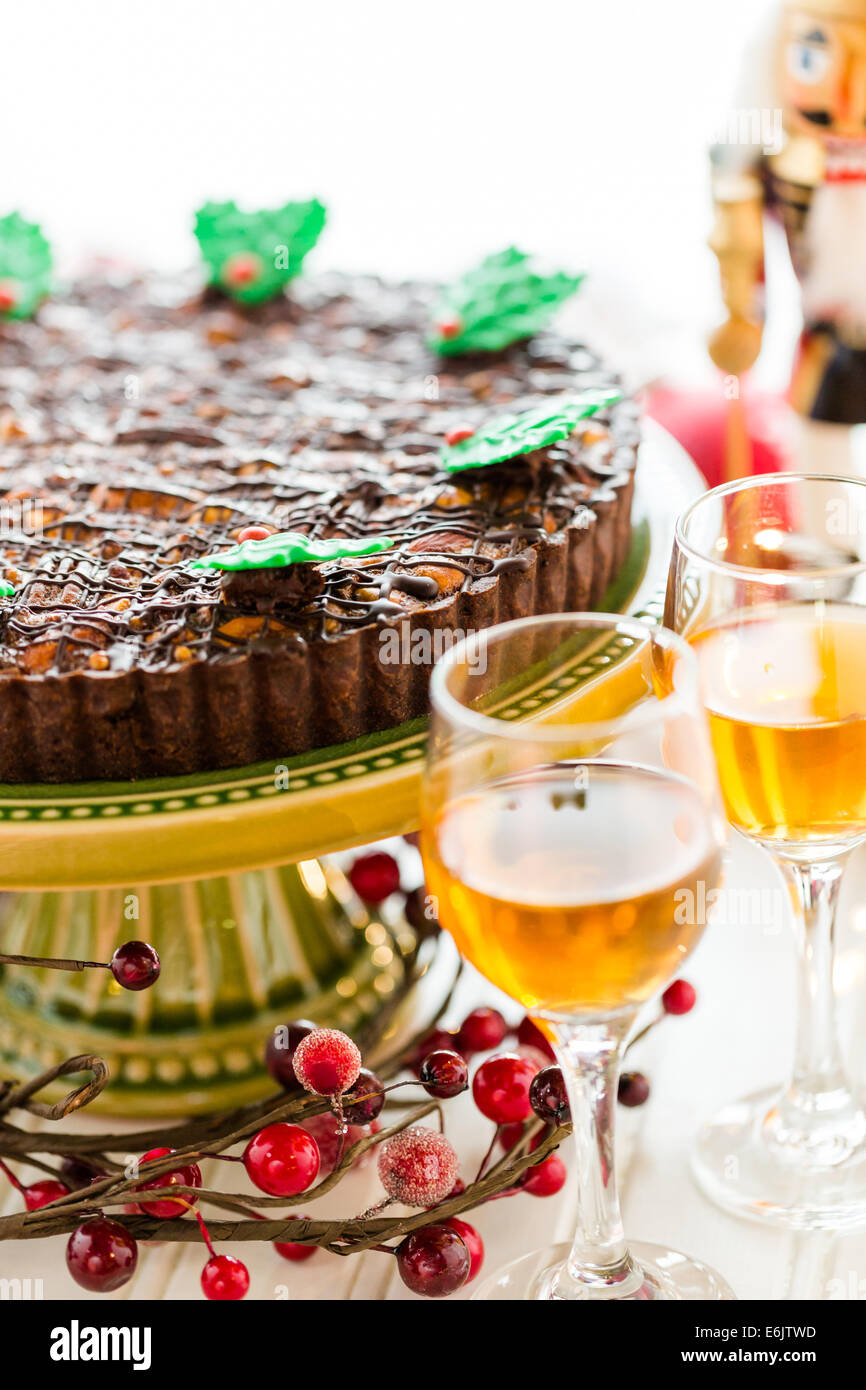 Bière au chocolat et vin. Nutcracker Sweet Tart avec vin pour Noël. Banque D'Images
