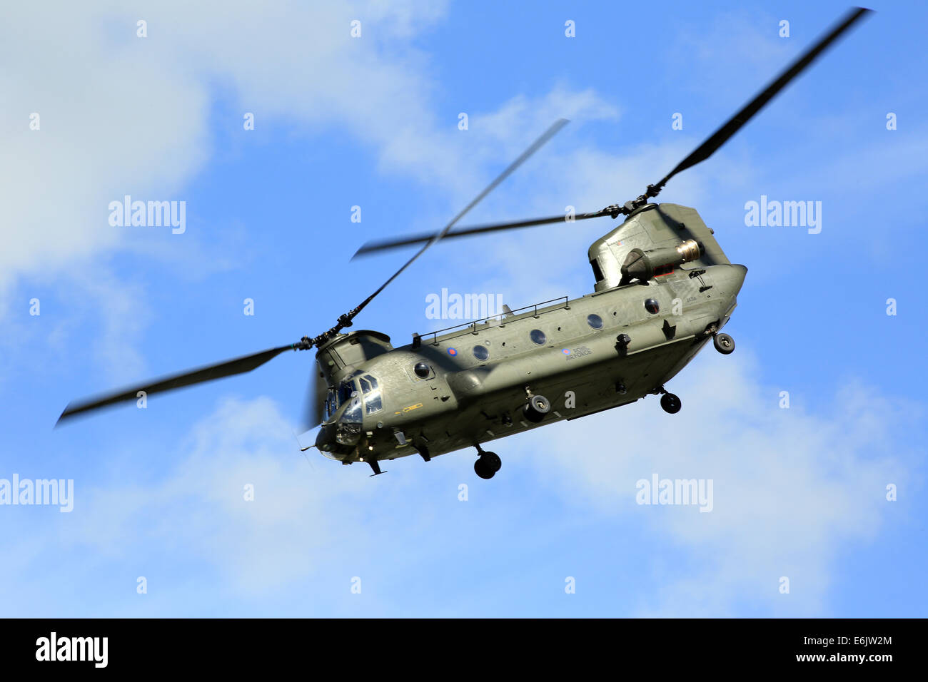 Dunsfold, Surrey, UK. 24 août, 2014. Les images montrent le spectacle aérien dans les escadres et les roues, à Dunsfold aérodrome (accueil de BBC Top Gear), Guildford, Surrey. Les visiteurs de l'Aérodrome de Dunsfold sont traités à l'heure à couper le souffle de l'air affiche 5 qui ont déjà été inclus favoris ; Les flèches rouges, BBMF, les lames, et l'équipe Breitling Wingwalkers Avro Vulcan, accompagné par d'esprit et bien informé des commentaires des experts de l'aviation et les pilotes d'affichage. Credit : Oliver Dixon/Alamy Live News Banque D'Images