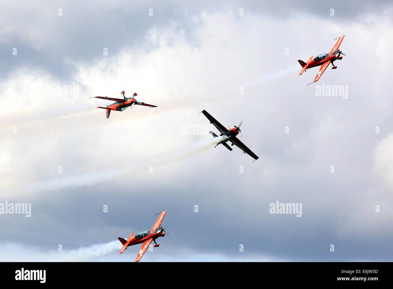 Dunsfold, Surrey, UK. 24 août, 2014. Les images montrent le spectacle aérien dans les escadres et les roues, à Dunsfold aérodrome (accueil de BBC Top Gear), Guildford, Surrey. Les visiteurs de l'Aérodrome de Dunsfold sont traités à l'heure à couper le souffle de l'air affiche 5 qui ont déjà été inclus favoris ; Les flèches rouges, BBMF, les lames, et l'équipe Breitling Wingwalkers Avro Vulcan, accompagné par d'esprit et bien informé des commentaires des experts de l'aviation et les pilotes d'affichage. Credit : Oliver Dixon/Alamy Live News Banque D'Images