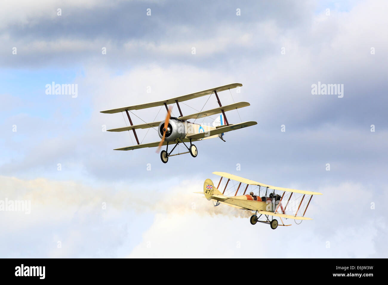 Dunsfold, Surrey, UK. 24 août, 2014. Les images montrent le spectacle aérien dans les escadres et les roues, à Dunsfold aérodrome (accueil de BBC Top Gear), Guildford, Surrey. Les visiteurs de l'Aérodrome de Dunsfold sont traités à l'heure à couper le souffle de l'air affiche 5 qui ont déjà été inclus favoris ; Les flèches rouges, BBMF, les lames, et l'équipe Breitling Wingwalkers Avro Vulcan, accompagné par d'esprit et bien informé des commentaires des experts de l'aviation et les pilotes d'affichage. Credit : Oliver Dixon/Alamy Live News Banque D'Images