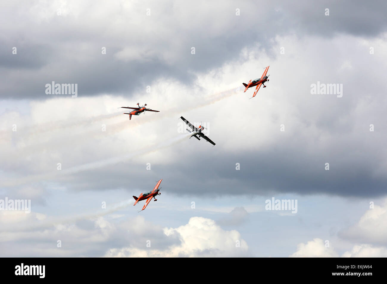 Dunsfold, Surrey, UK. 24 août, 2014. Les images montrent le spectacle aérien dans les escadres et les roues, à Dunsfold aérodrome (accueil de BBC Top Gear), Guildford, Surrey. Les visiteurs de l'Aérodrome de Dunsfold sont traités à l'heure à couper le souffle de l'air affiche 5 qui ont déjà été inclus favoris ; Les flèches rouges, BBMF, les lames, et l'équipe Breitling Wingwalkers Avro Vulcan, accompagné par d'esprit et bien informé des commentaires des experts de l'aviation et les pilotes d'affichage. Credit : Oliver Dixon/Alamy Live News Banque D'Images