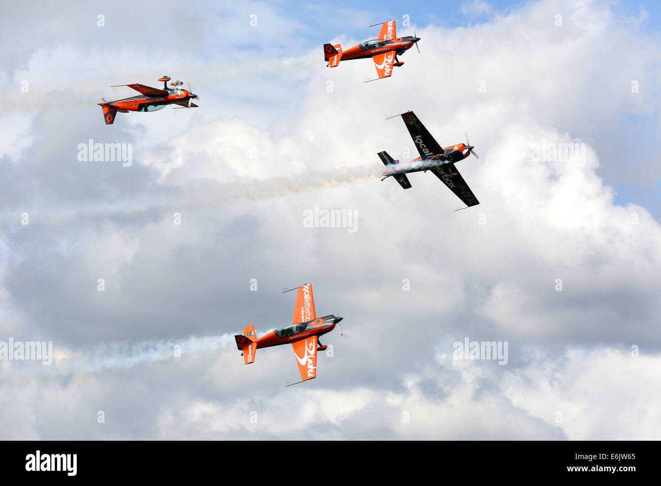 Dunsfold, Surrey, UK. 24 août, 2014. Les images montrent le spectacle aérien dans les escadres et les roues, à Dunsfold aérodrome (accueil de BBC Top Gear), Guildford, Surrey. Les visiteurs de l'Aérodrome de Dunsfold sont traités à l'heure à couper le souffle de l'air affiche 5 qui ont déjà été inclus favoris ; Les flèches rouges, BBMF, les lames, et l'équipe Breitling Wingwalkers Avro Vulcan, accompagné par d'esprit et bien informé des commentaires des experts de l'aviation et les pilotes d'affichage. Credit : Oliver Dixon/Alamy Live News Banque D'Images