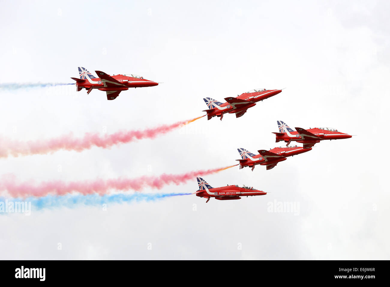 Dunsfold, Surrey, UK. 24 août, 2014. Les images montrent le spectacle aérien dans les escadres et les roues, à Dunsfold aérodrome (accueil de BBC Top Gear), Guildford, Surrey. Les visiteurs de l'Aérodrome de Dunsfold sont traités à l'heure à couper le souffle de l'air affiche 5 qui ont déjà été inclus favoris ; Les flèches rouges, BBMF, les lames, et l'équipe Breitling Wingwalkers Avro Vulcan, accompagné par d'esprit et bien informé des commentaires des experts de l'aviation et les pilotes d'affichage. Credit : Oliver Dixon/Alamy Live News Banque D'Images