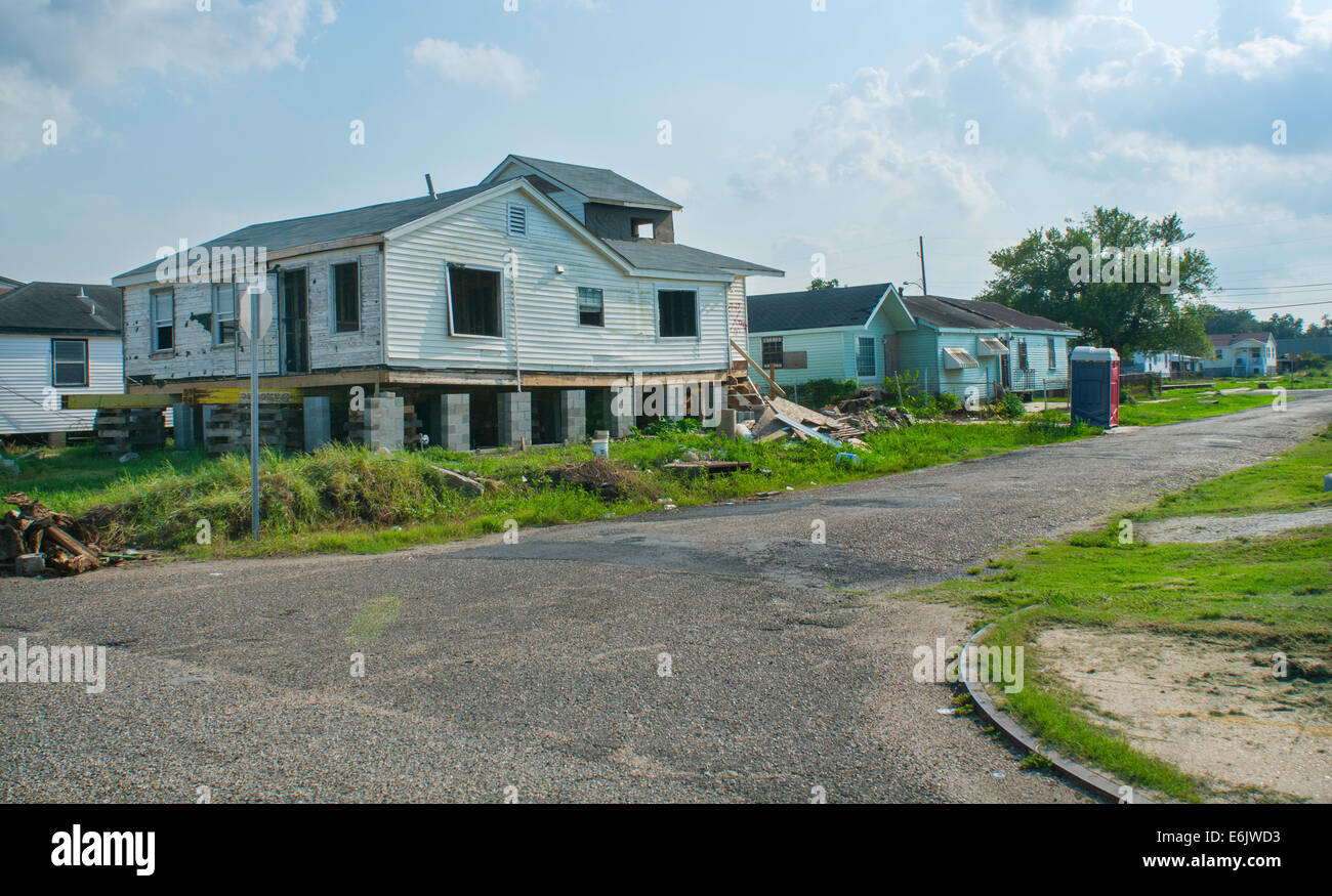 Les résidents de reconstruire, de démolir des maisons et de vendre leurs terres, ou de refuser de revenir à la 9e Ward après l'ouragan Katrina à New Orlean Banque D'Images