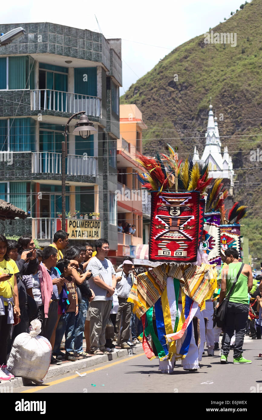 Les gens qui regardent le défilé de carnaval traditionnels colorés sur Ambato, Équateur Banos dans la rue Banque D'Images