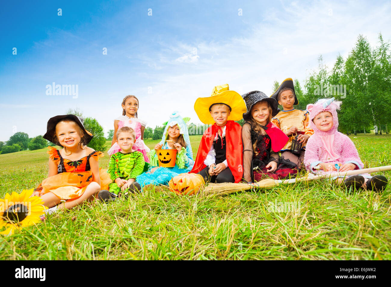 Halloween avec les enfants en costumes s'asseoir à l'extérieur Banque D'Images