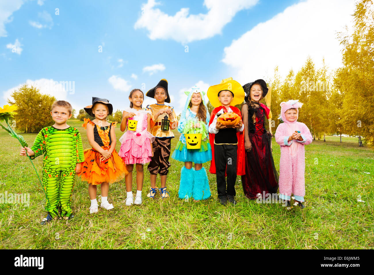 Les enfants avec des costumes d'Halloween en ligne Banque D'Images