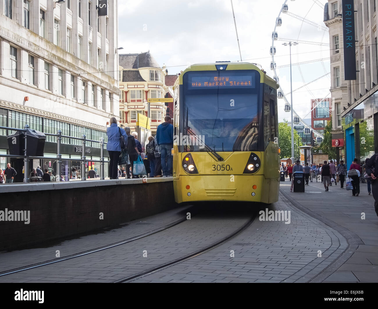 Un tramway et shoppers sur Market Street dans le centre-ville de Manchester, Angleterre Banque D'Images