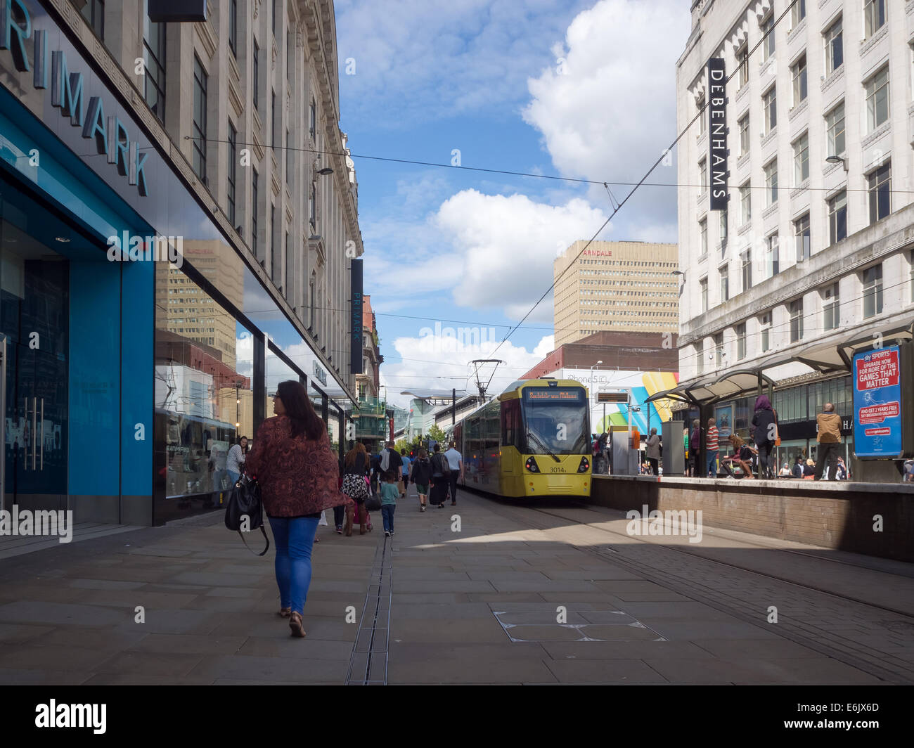 Un tramway et shoppers sur Market Street dans le centre-ville de Manchester, Angleterre Banque D'Images