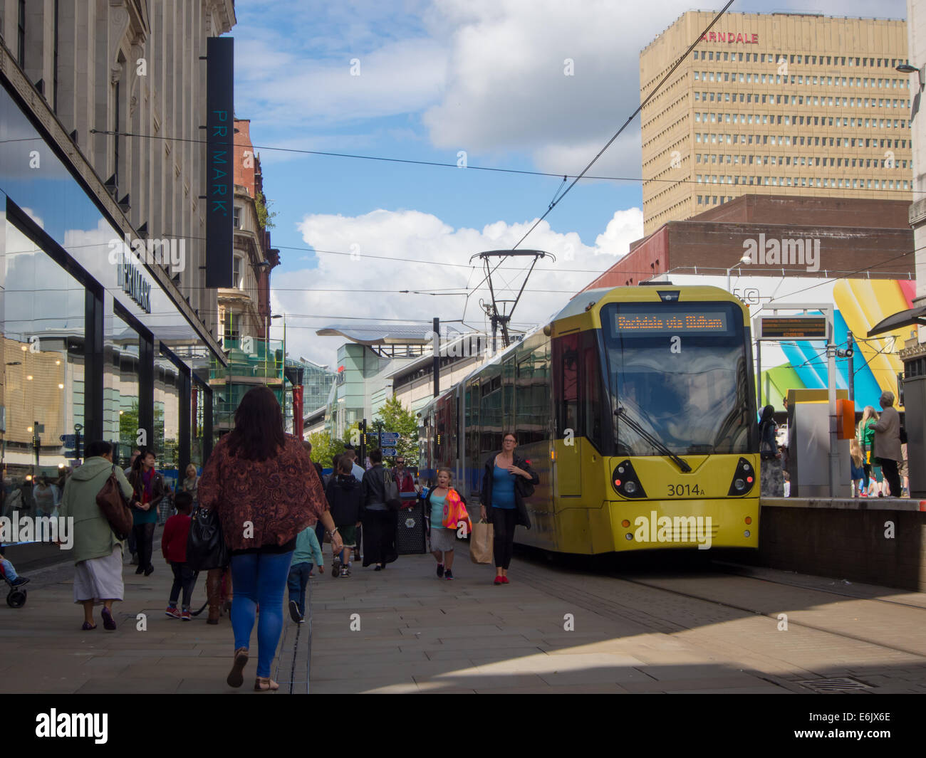 Un tramway et shoppers sur Market Street dans le centre-ville de Manchester, Angleterre Banque D'Images