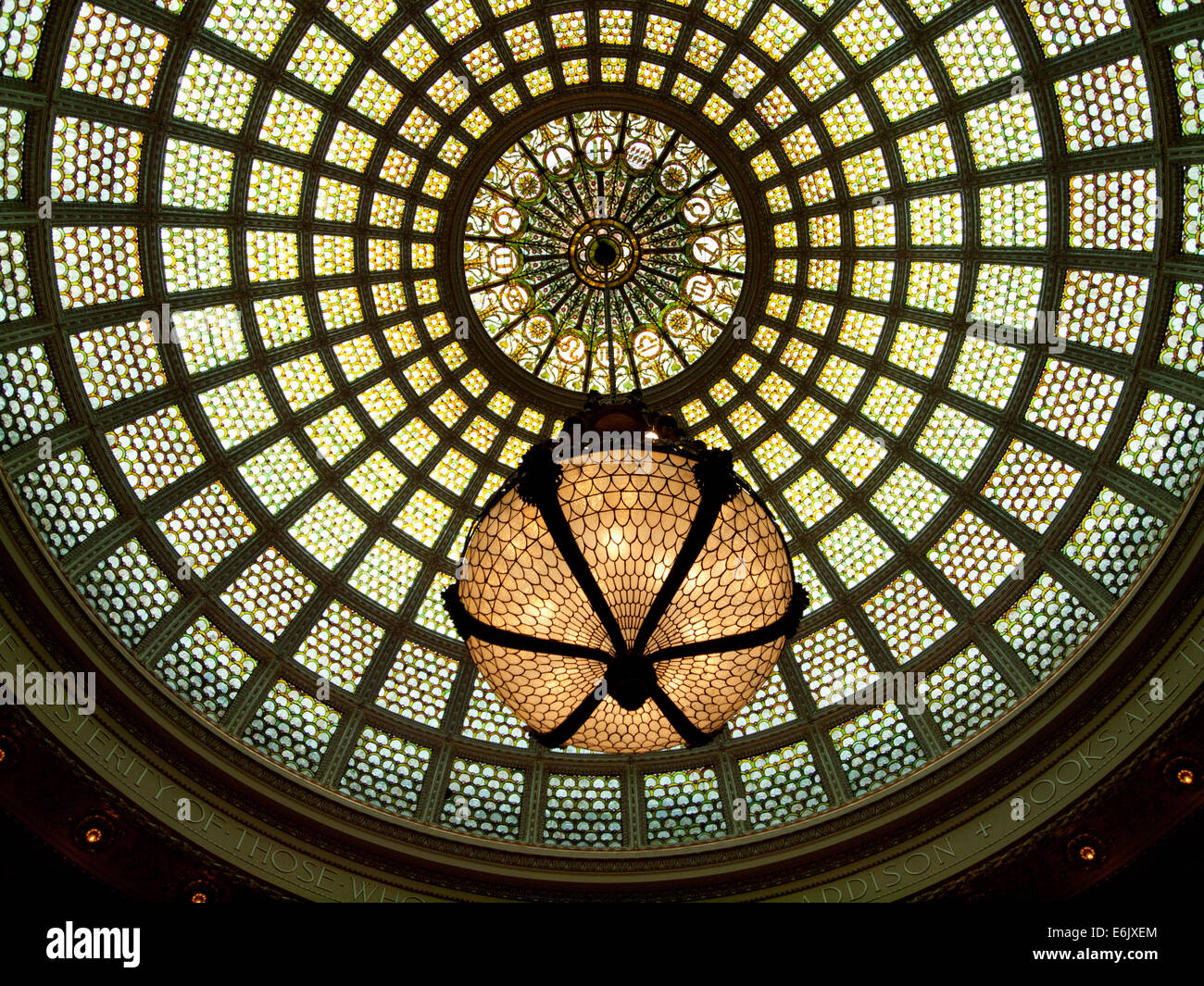 Le plus grand dôme en verre Tiffany Preston Bradley Hall du Centre culturel de Chicago. Conçu par J.A. Holtzer. Banque D'Images