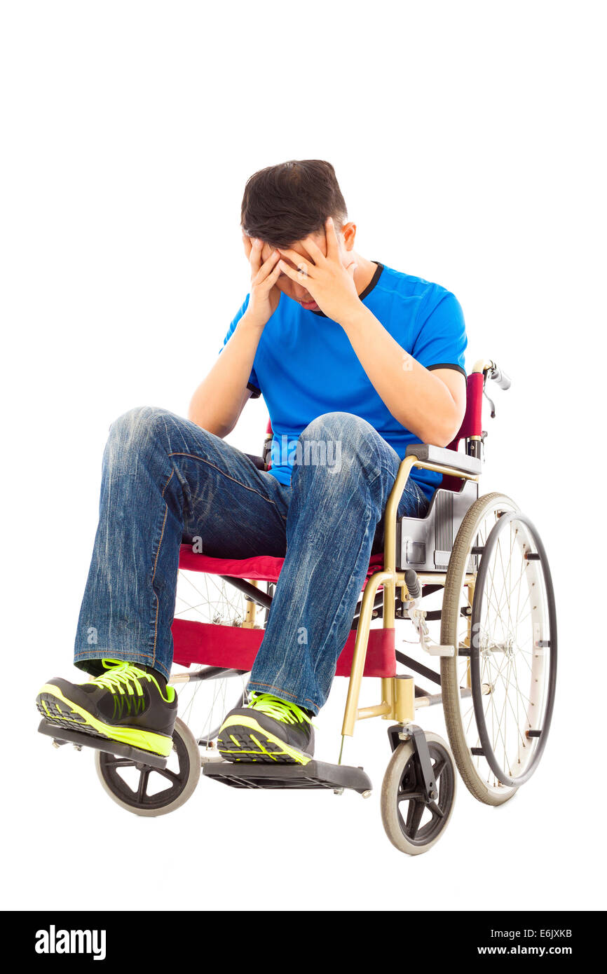 Contrarié homme handicapé assis sur un fauteuil roulant Banque D'Images