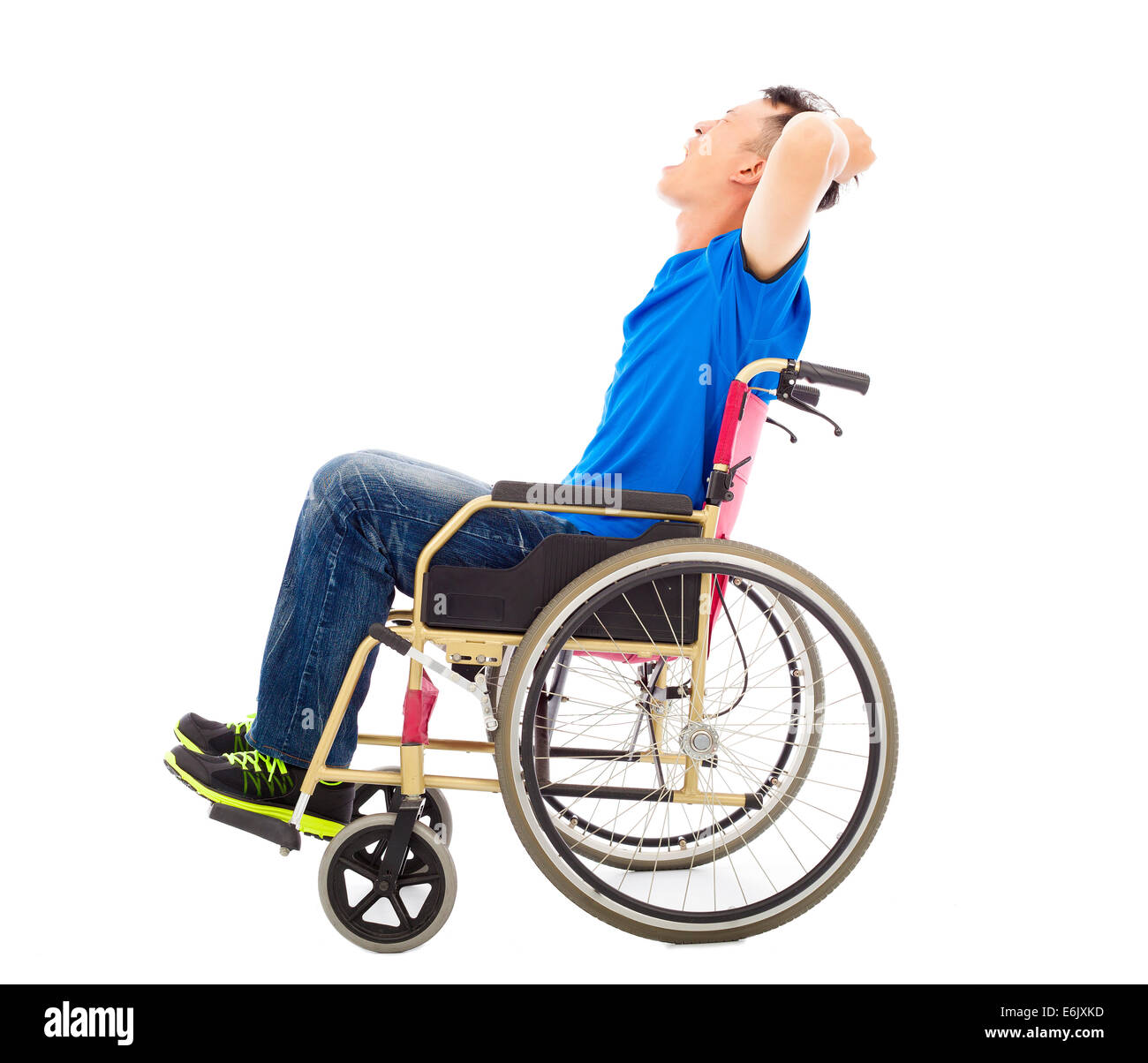 Homme handicapé assis sur un fauteuil roulant et crier Banque D'Images