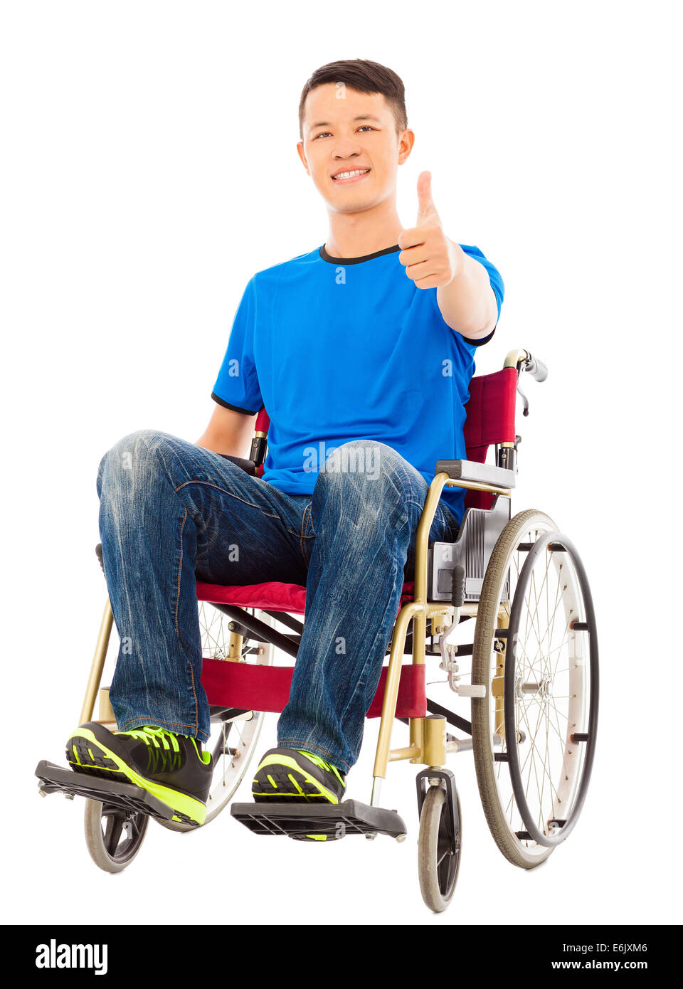 Heureux jeune homme assis sur un fauteuil roulant et thumb up Banque D'Images