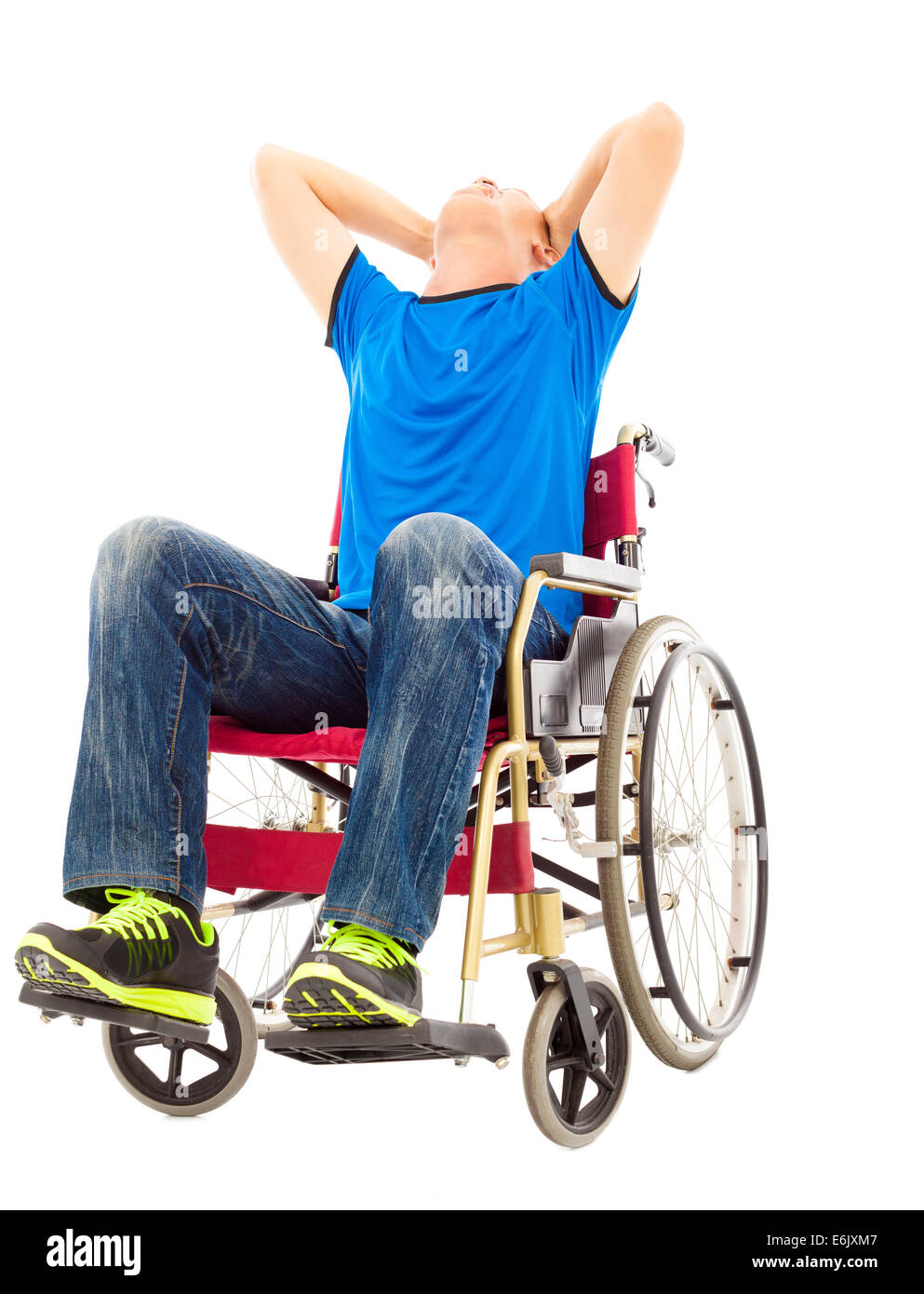 Déprimé et homme handicapé assis sur un fauteuil roulant Banque D'Images