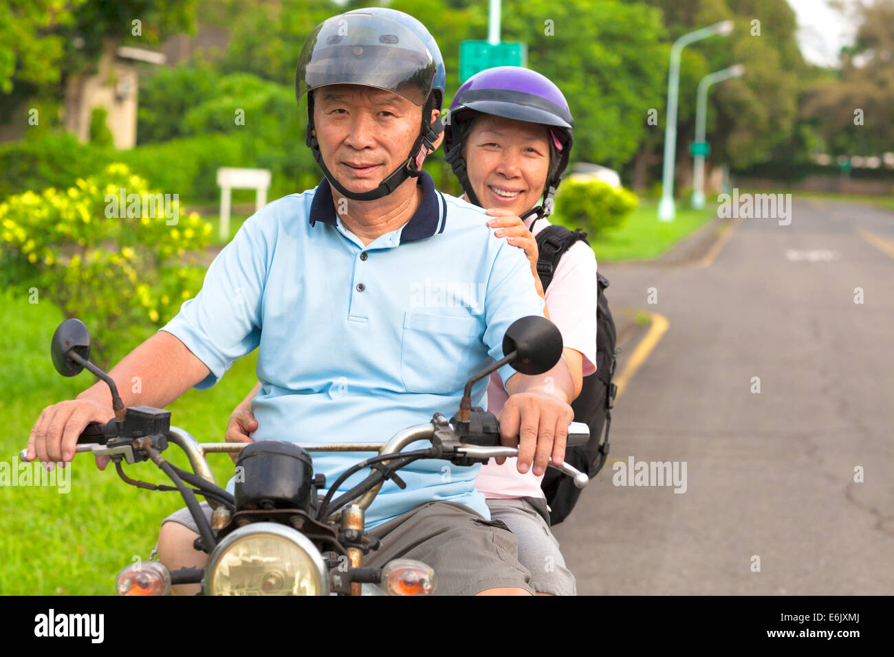 Senior couple dur voyage à moto Banque D'Images