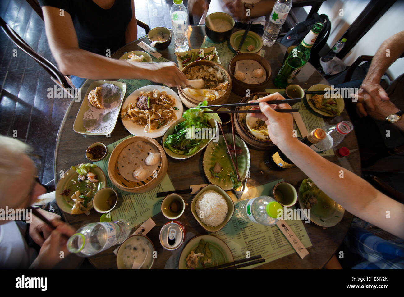 Un repas typiquement chinois se compose de nombreux petits plats à la table partagée par tous à l'aide de baguettes. Banque D'Images