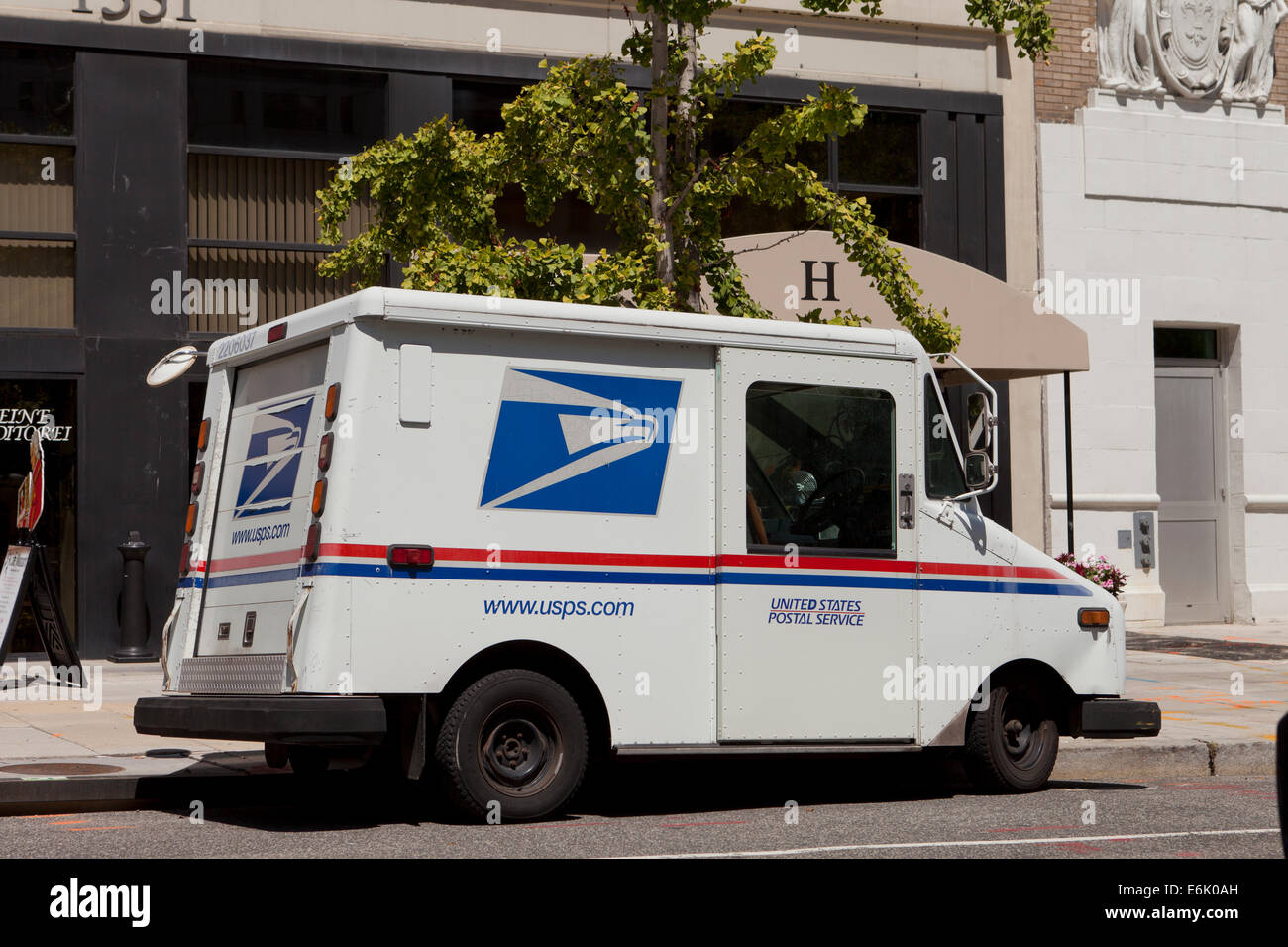 Camion de livraison de courrier en stationnement sur rue - Washington, DC USA Banque D'Images