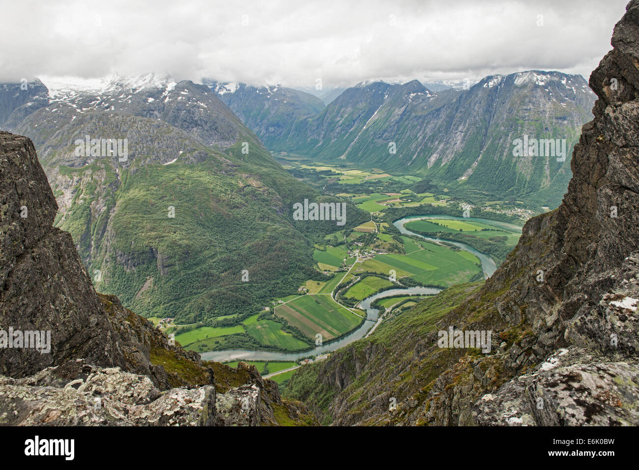La vue depuis le Romsdalseggen ridge randonnée dans Romsdal, Norvège Banque D'Images