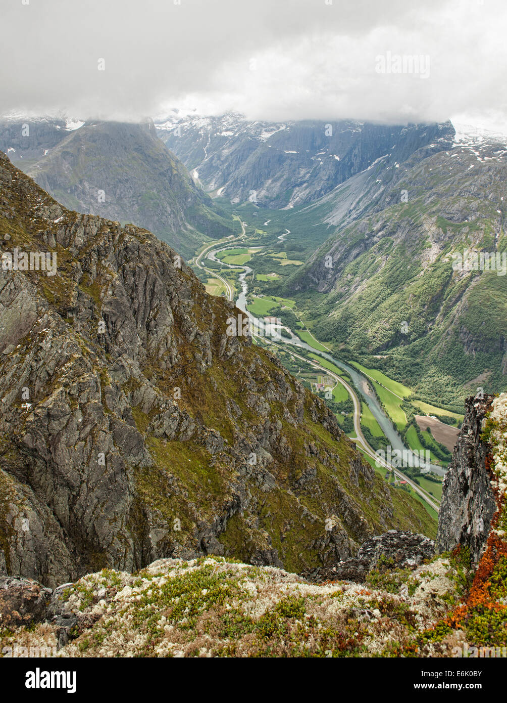 La vue depuis le Romsdalseggen ridge randonnée dans Romsdal, Norvège Banque D'Images