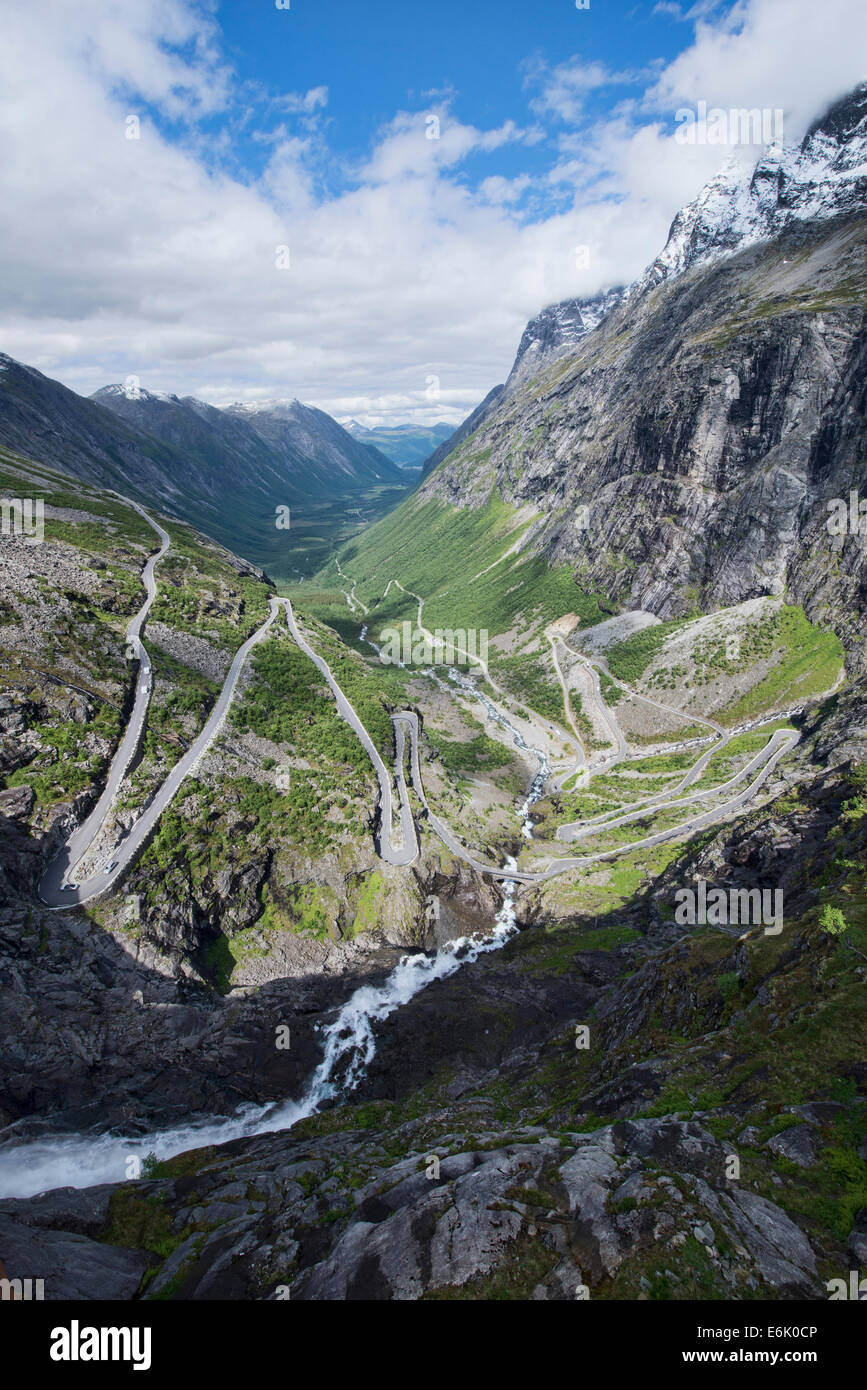 La sinueuse route Touristique National Trollstigen sur les montagnes en Norvège Banque D'Images