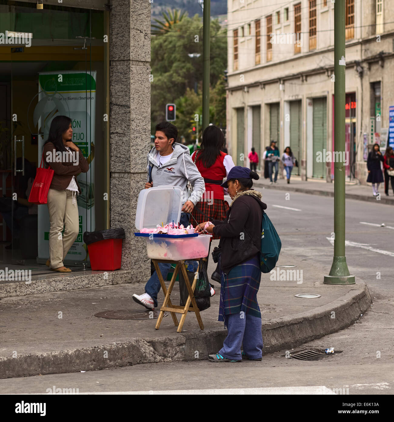 Femme vendant des bonbons crémeux sur le coin de Juan Benigno Vela et Martinez Street à Ambato, Équateur Banque D'Images