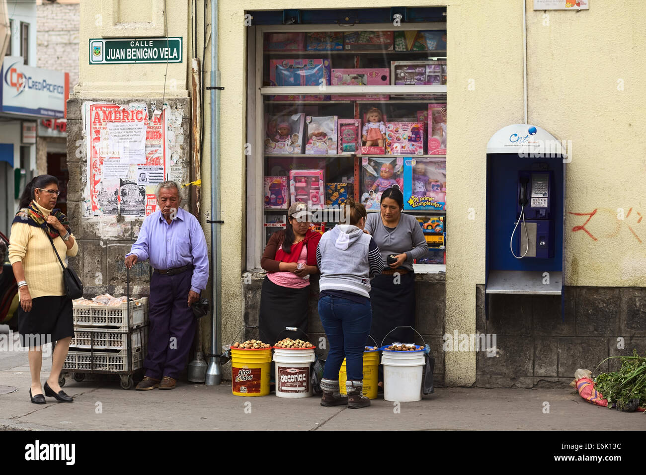 Les femmes vendent les noix sur le coin de Juan Benigno Vela Martinez et rues de Ambato, Équateur Banque D'Images