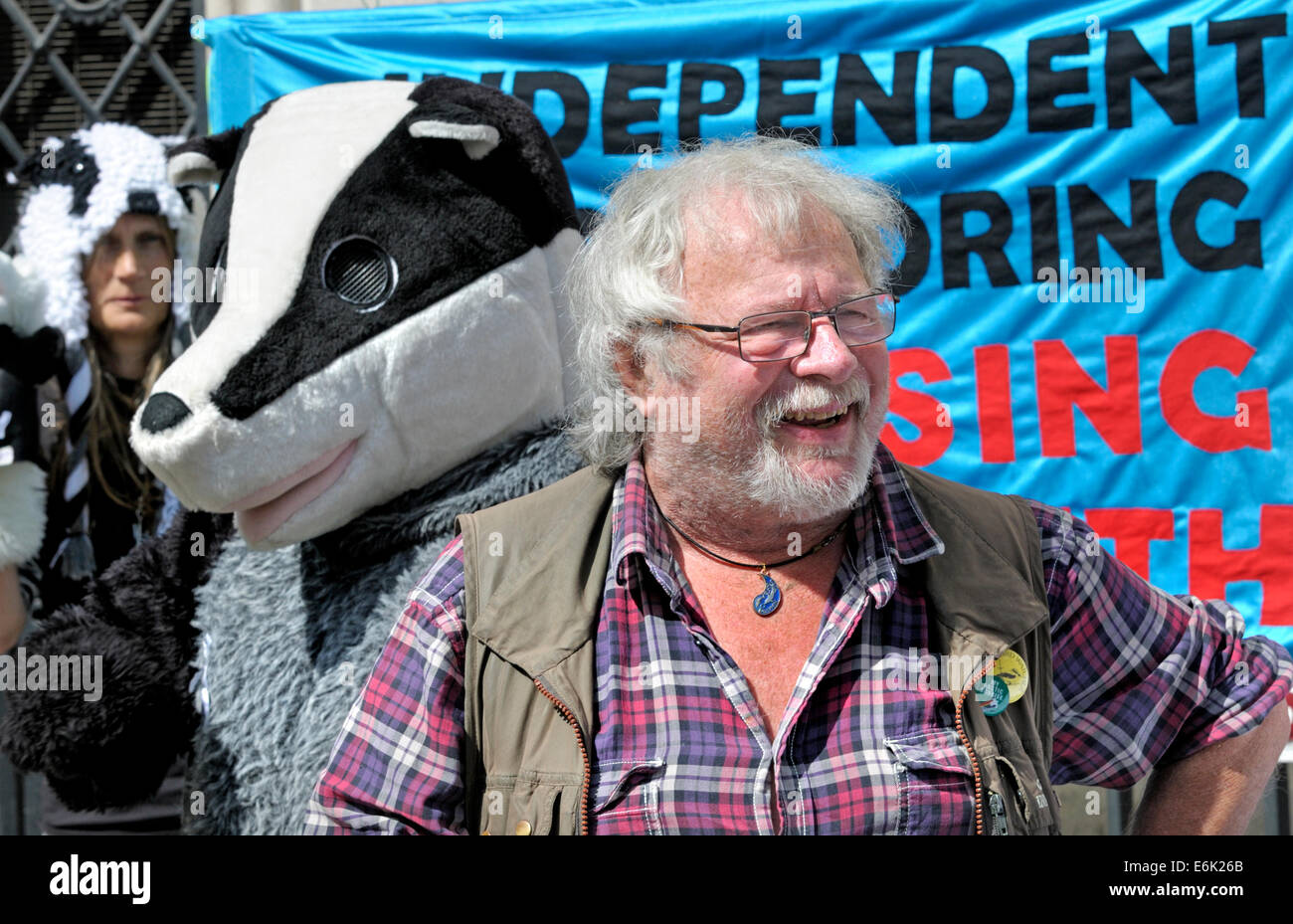 Le mardi 19 août 2014. Bill Oddie rejoint manifestants devant la Haute Cour de Londres comme le blaireau Trust demander une révision judiciaire Banque D'Images