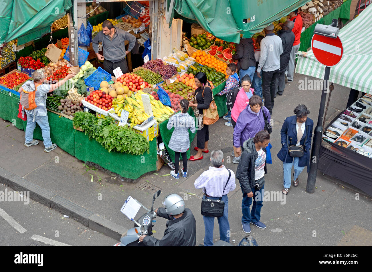 Londres, Angleterre, Royaume-Uni. Étal de fruits à Brixton market - Electric Avenue, vu de la plate-forme de station de Brixton Banque D'Images