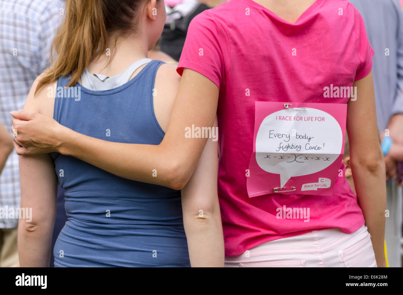 Maman avec son bras autour de sa fille à l'événement Race-for-Life aidant à collecter des fonds pour la recherche sur le cancer au Royaume-Uni Banque D'Images