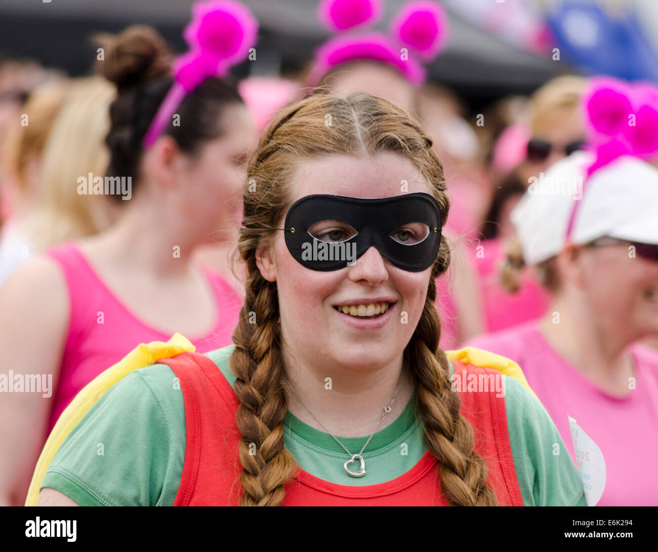 Une femme habillée en wonder woman à la Race-pour-vie cas England UK Banque D'Images