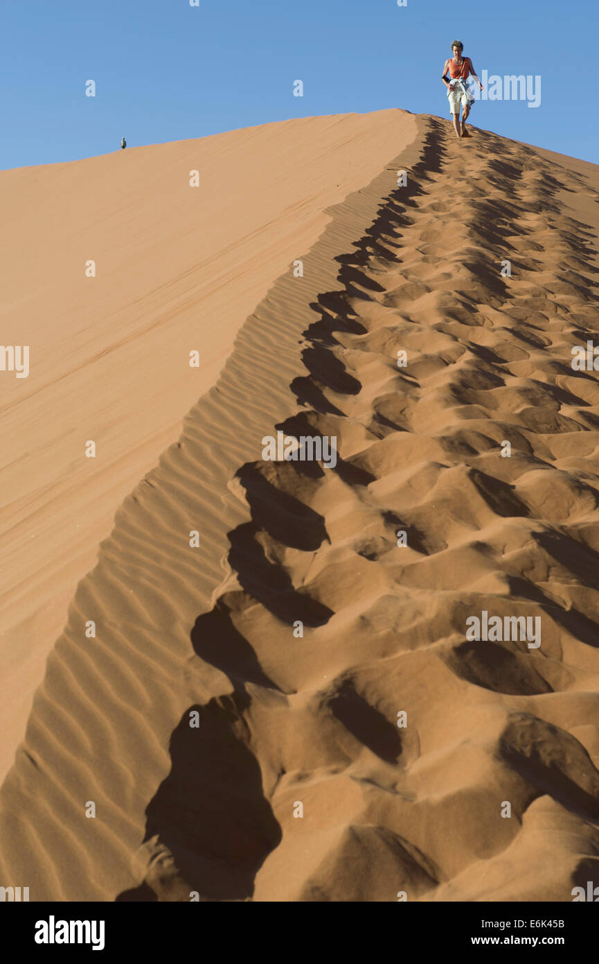 Les touristes marcher dans le sable de dune 45, Vallée de la Tsauchab, Sesriem, Namibie, région Hardap Banque D'Images