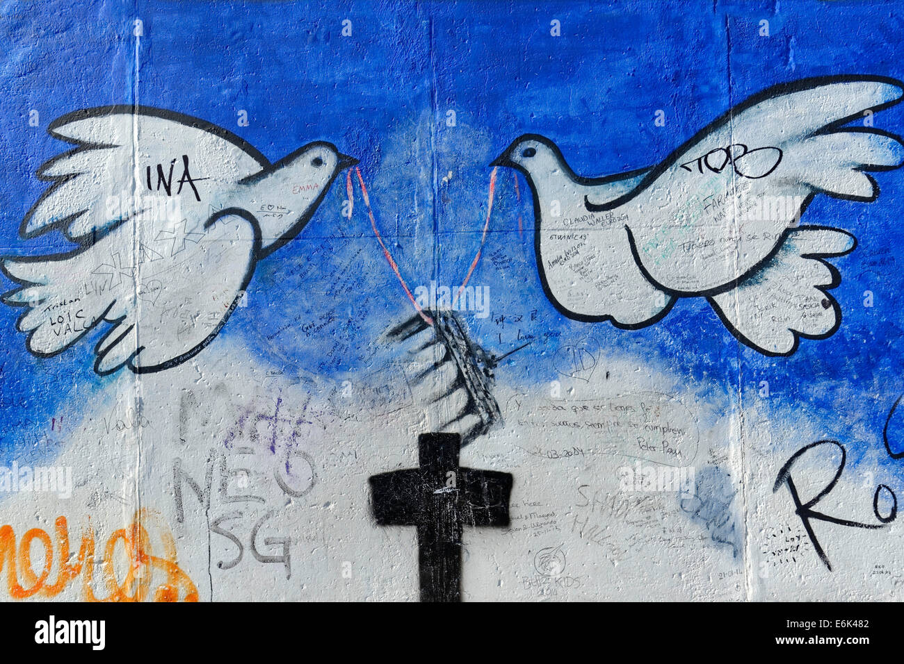 Colombes de la paix sur un morceau restant du mur de Berlin, la peinture par Rosemarie Schinzler, East Side Gallery, Berlin-Friedrichshain Banque D'Images