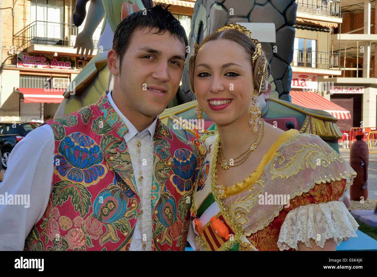 Pair de la Falla 'groupe' La font porter le costume traditionnel au Las Fallas Festival du printemps, Pego, Province d'Alicante Banque D'Images