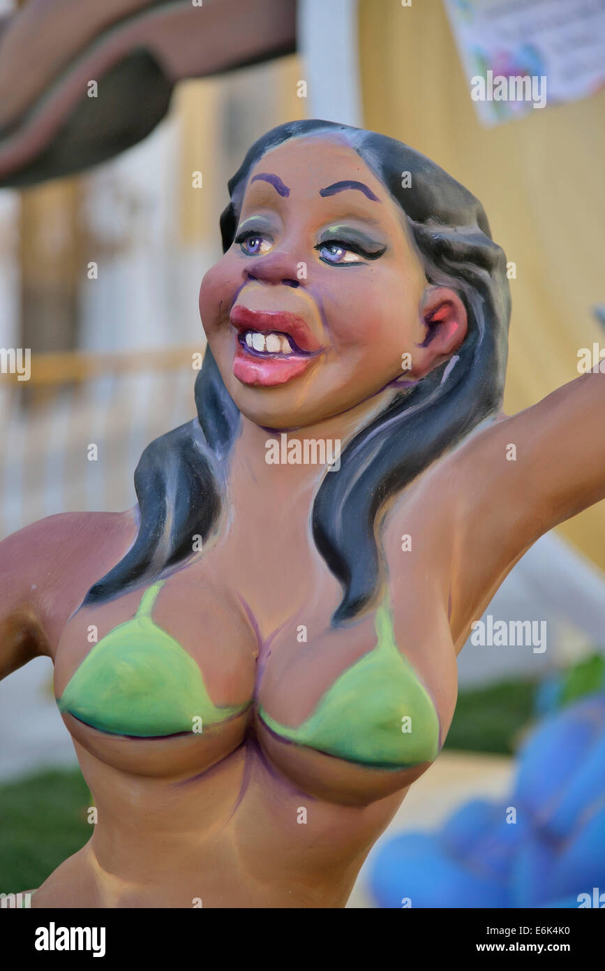 Falla la figure de papier mâché, une figure d'une femme portant un bikini, au Festival du Printemps de Las Fallas, Pego, Province d'Alicante Banque D'Images