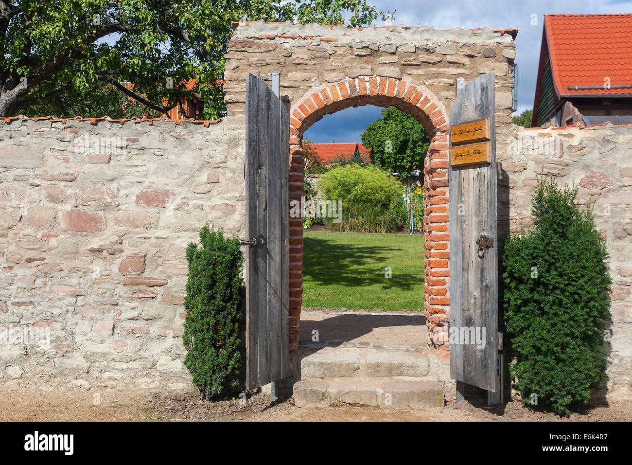 À partir de la porte du jardin du silence', Drübeck Drübeck, abbaye, Saxe-Anhalt, Allemagne Banque D'Images