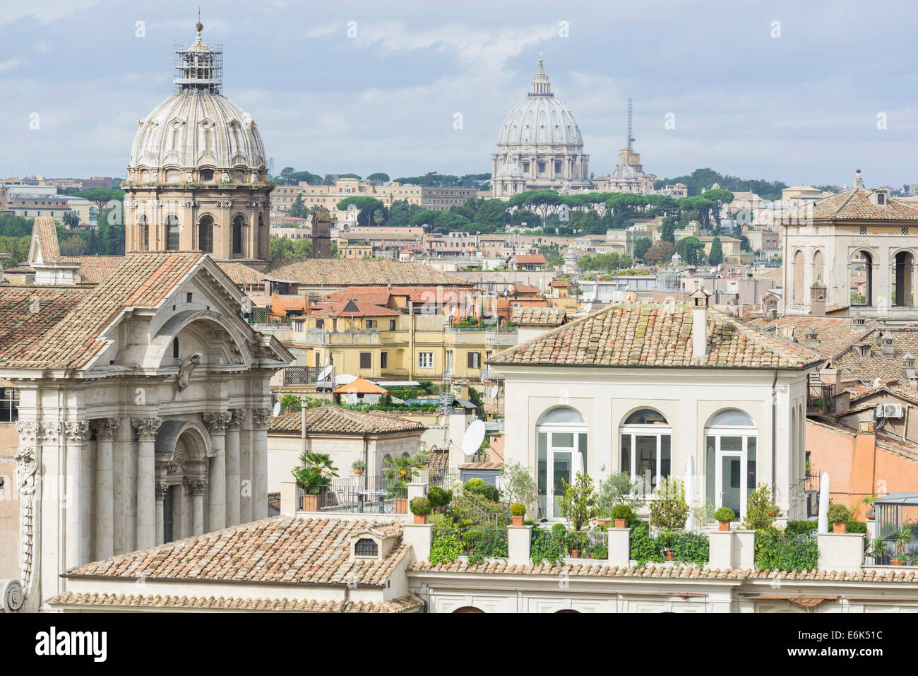 Vue sur la basilique Saint-Pierre vue depuis le café des musées Capitoline, Rome, région du Latium, Italie Banque D'Images