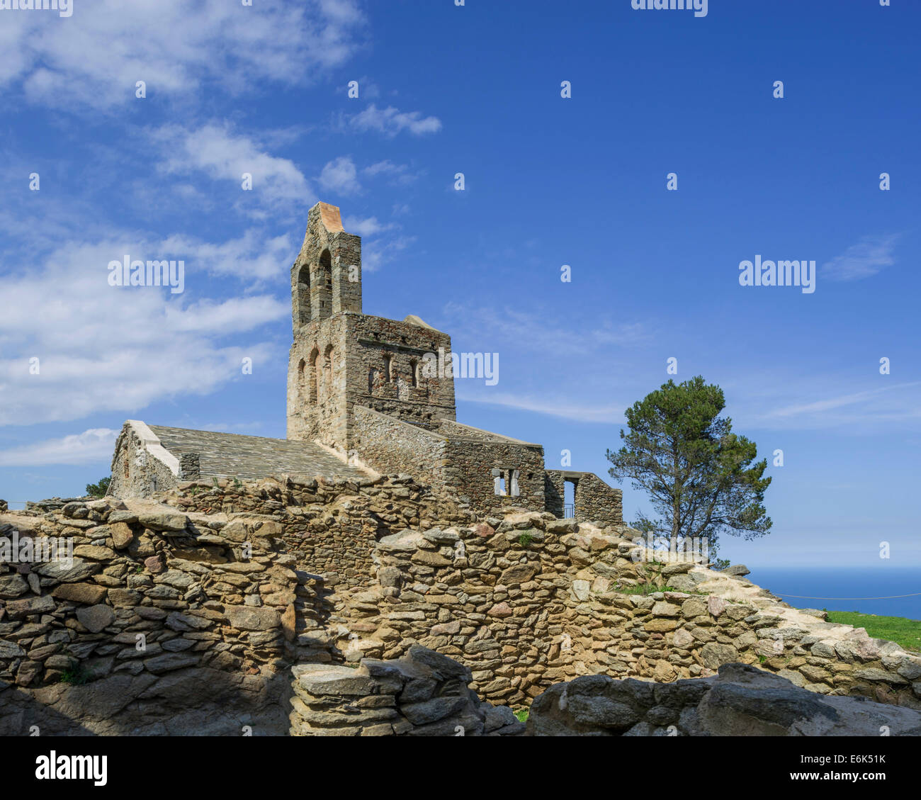 L'église romane de Santa Helena de Rodes, près de El Port de la selva, parc naturel du Cap de Creus, région catalogne, Espagne Banque D'Images