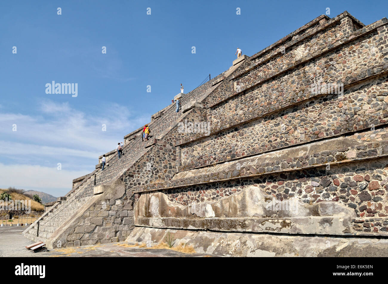 Les touristes l'ascension de la pyramide de la Lune, Plaza de la Luna, Site du patrimoine mondial de l'UNESCO Site archéologique de Teotihuacan Banque D'Images