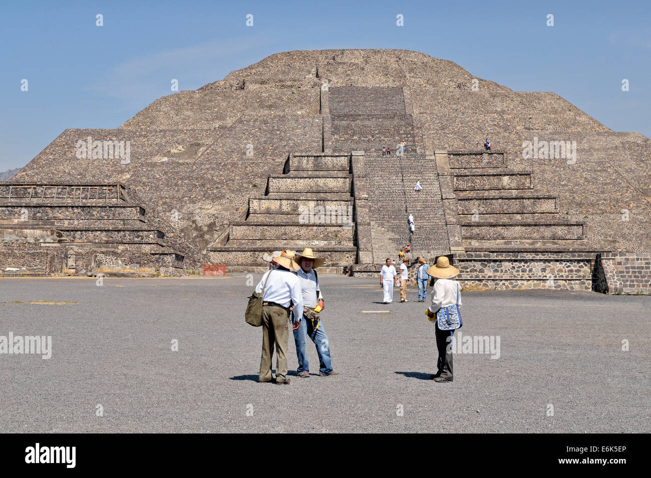 Colporteurs et les touristes en face de la pyramide de la Lune ou Piramide de la Luna, Site du patrimoine mondial de l'UNESCO Site Archéologique Banque D'Images
