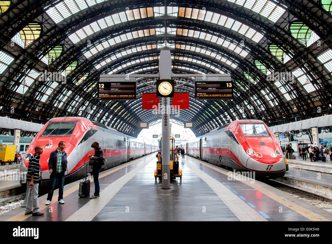 Hall de la gare centrale, la Gare Centrale, avec des trains à grande vitesse Frecciarossa, Milan, Lombardie, Italie Banque D'Images
