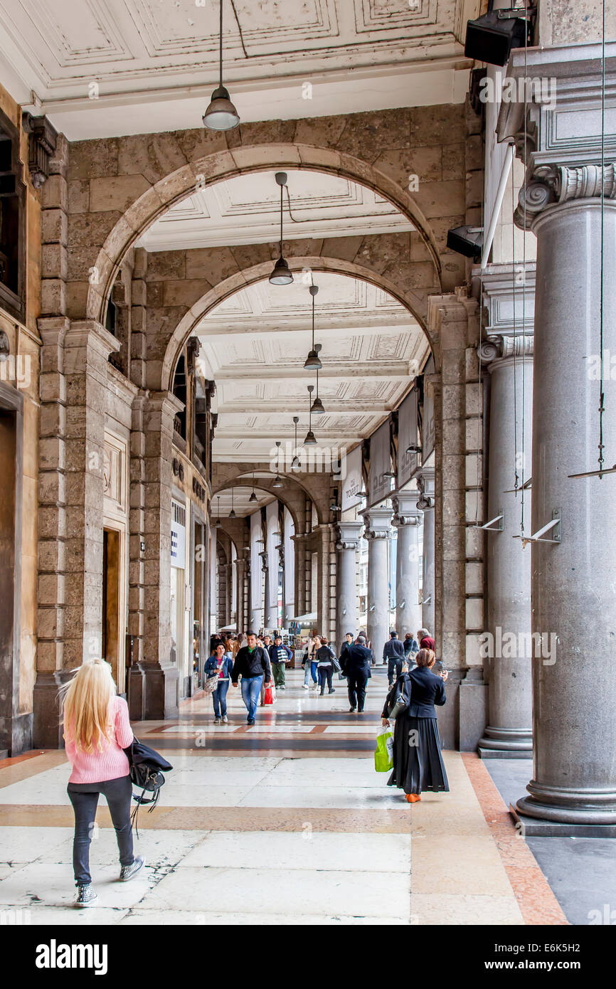 Arcades dans le centre commercial Corso Vittorio Emanuele, Milan, Lombardie, Italie Banque D'Images