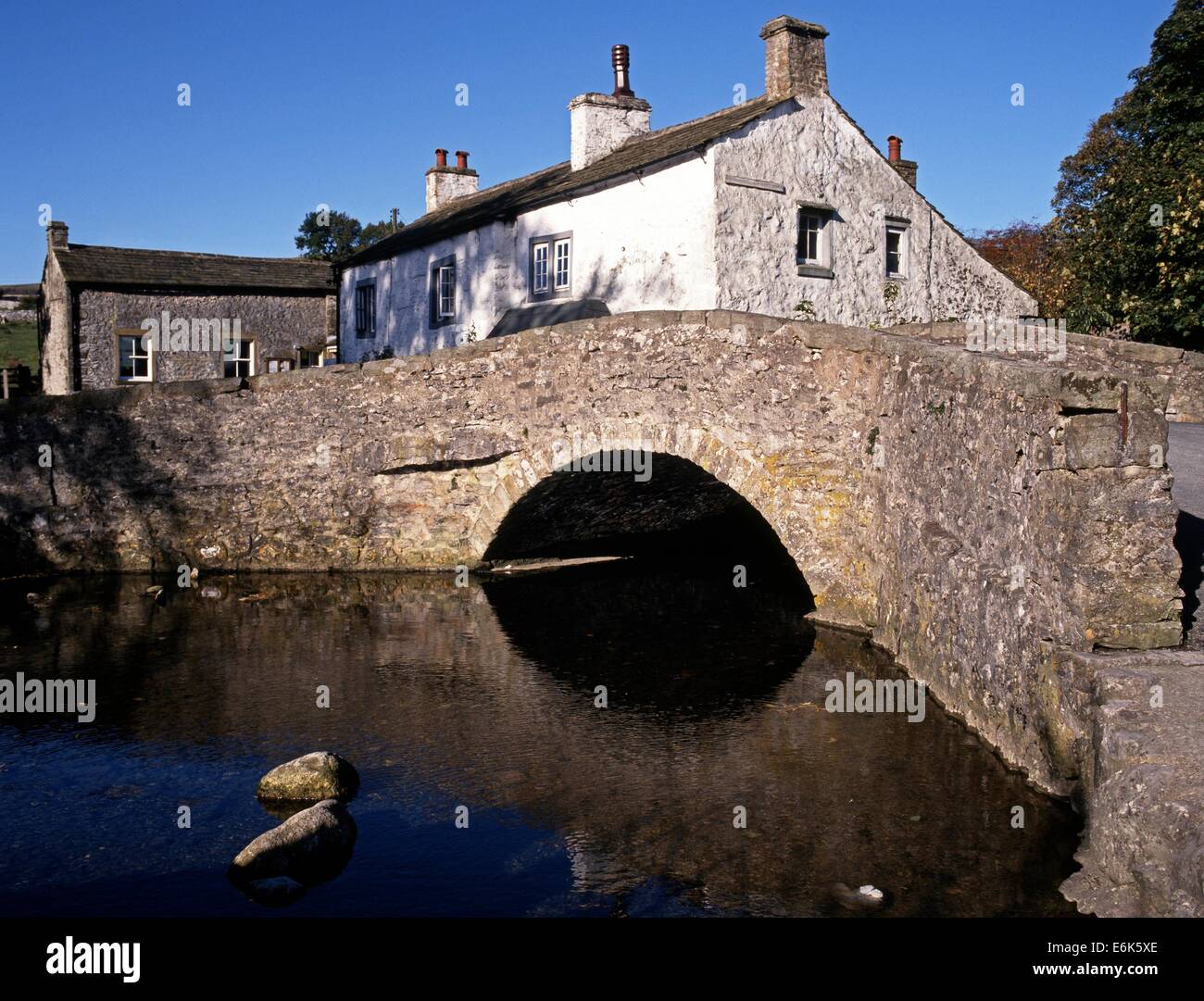 Pont sur le cheval Malham Beck, Malham, Yorkshire Dales, North Yorkshire, Angleterre, Royaume-Uni, Europe de l'Ouest. Banque D'Images